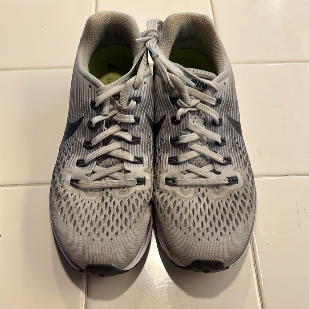Nike womens zoom Pegasus running shoe, 6.5